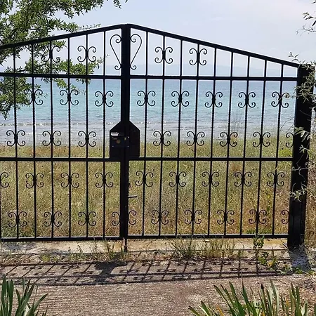 Beachfront Hidden Gem!!! * Karianí